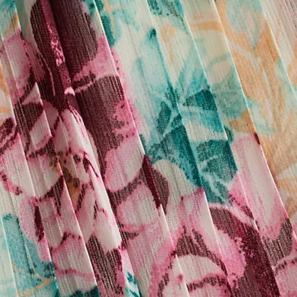 Floral Pleated V-Neck Ruched Sleeve
Tiered Maxi Dress Express - Picture 7 of 10